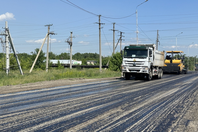 В Усть-Каменогорске идет средний ремонт отрезка дороги на Самарском шоссе